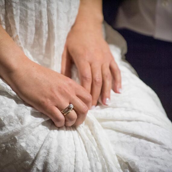 Νύφη που κρατάει το φόρεμά της - bride holding dress