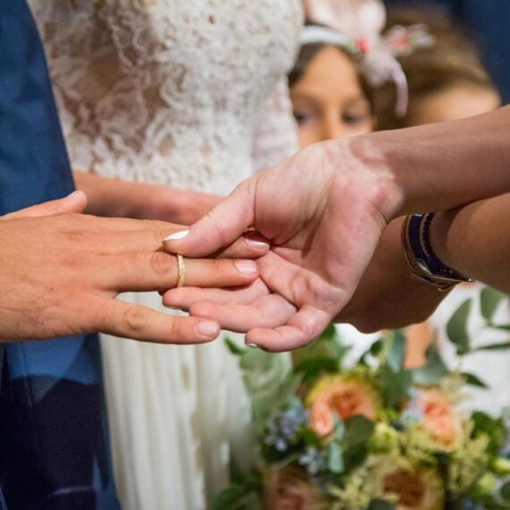 Αλλαγή βερών σε γάμο- crossing wedding bands