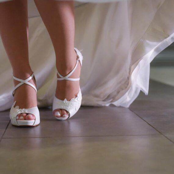 Νύφη που περπατάει - woman walking - bride