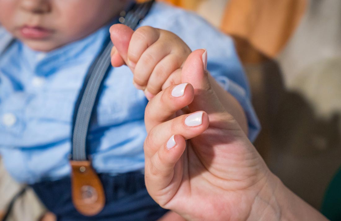Μητέρα που κρατάει το χέρι ενός μωρού - Mother holding baby hands