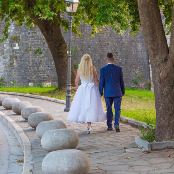 Γαμήλιο ζευγάρι που περπατάει- wedding couple walking